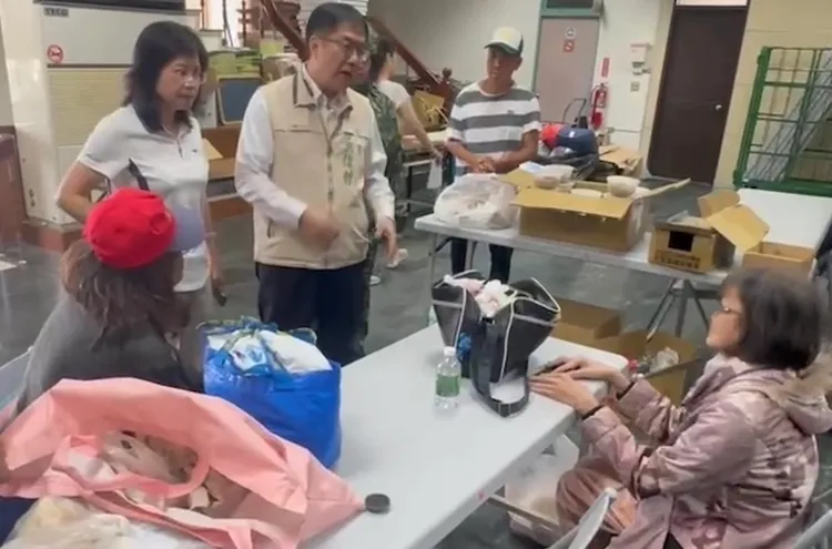 台南市長黃偉哲上午到後壁、鹽水等地視察災後復原及慰問民眾。南市府提供