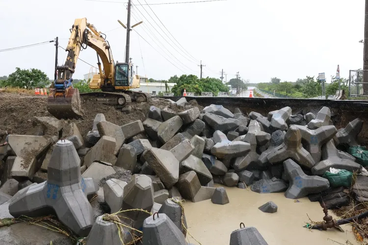 八掌溪堤防破口造成後壁區淹水言住，水利單位趕緊圍堵，目前積水已經逐漸退去。南市府提供