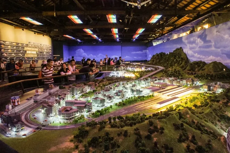 高史博哈瑪星台灣鐵道館內的模型展示是暑期親子同遊好去處。高流提供
