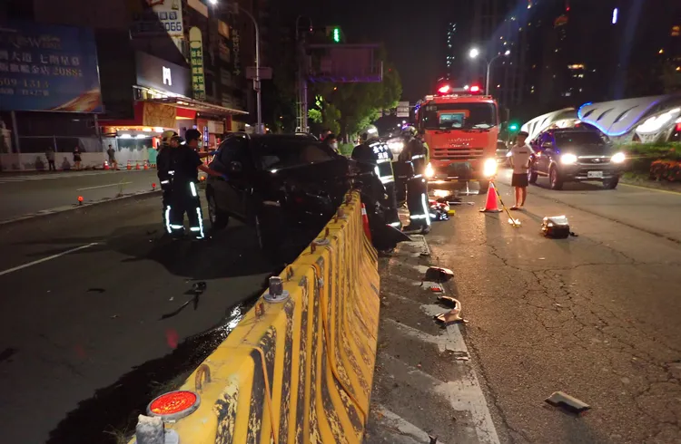 休旅車不明原因自撞護欄。民眾提供