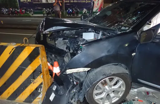 台中死亡車禍！30歲男自撞台灣大道護欄　氣囊爆開仍胸部重創亡