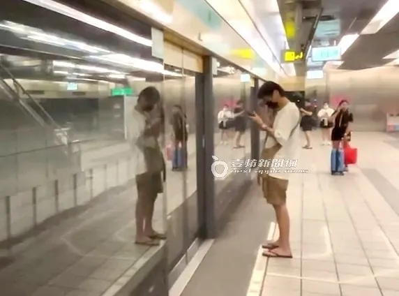 戴好眼鏡的喜翔拿起手機繼續滑。特勤中心攝