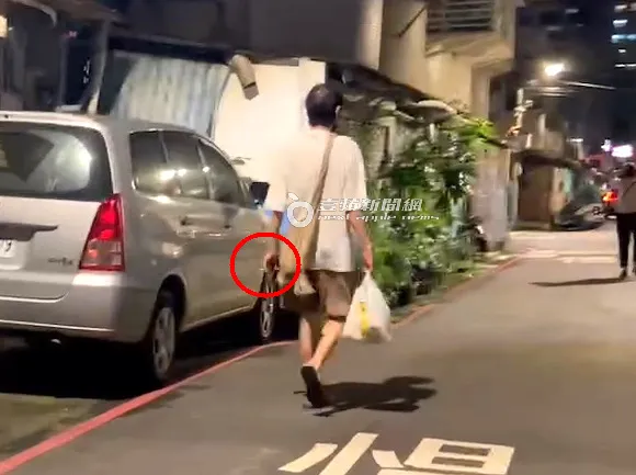 喜翔一邊點著菸一邊提著饅頭走回家。特勤中心攝