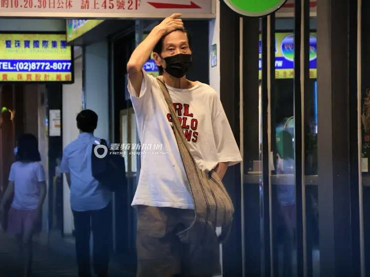 天氣炎熱，喜翔將頭髮往上撥一撥整理散熱。特勤中心攝