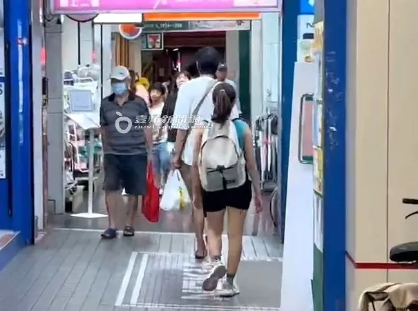 喜翔提著一大袋饅頭準備回家。特勤中心攝