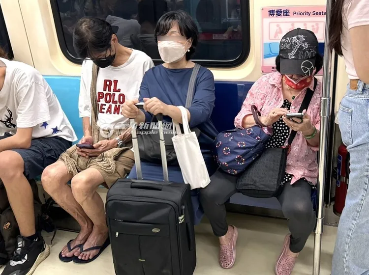 在捷運上，喜翔低著頭滑手機，沒被任何粉絲認出。特勤中心攝