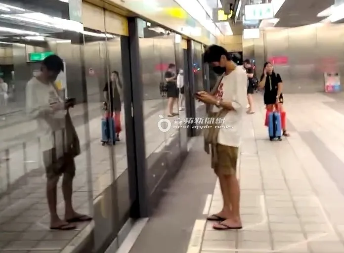 喜翔站在月台前滑著手機在捷運內等車。特勤中心攝