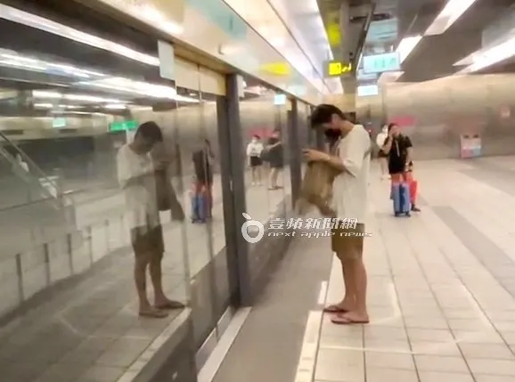 未戴眼鏡的喜翔，將包包抬起來方便尋找物品。特勤中心攝