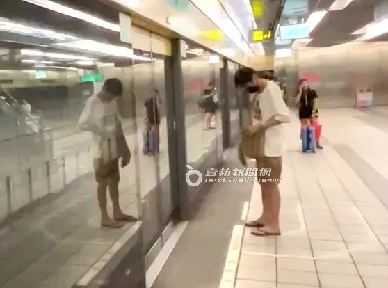 喜翔低著頭翻找著自己包包。特勤中心攝