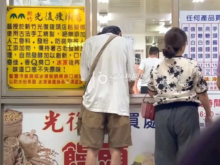 喜翔仔細看著饅頭店菜單挑選口味。特勤中心攝