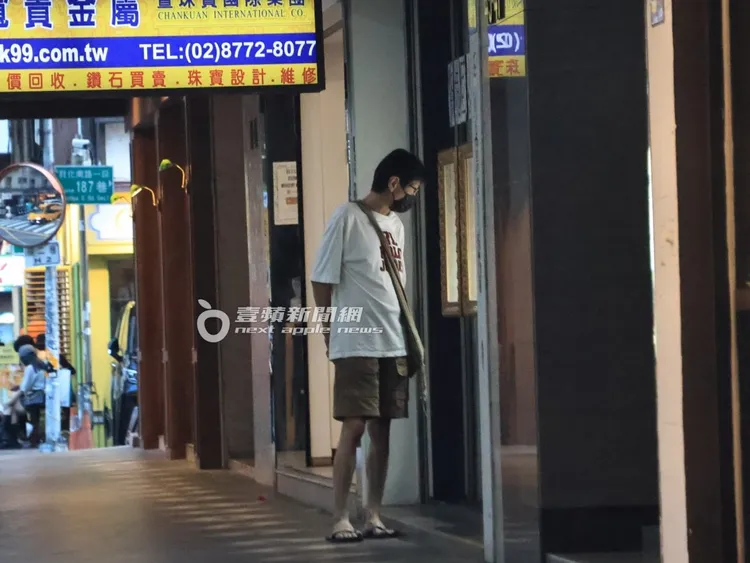 喜翔走到買賣貴金屬店櫥窗前，停下腳步戴老花眼鏡仔細挑選。特勤中心攝