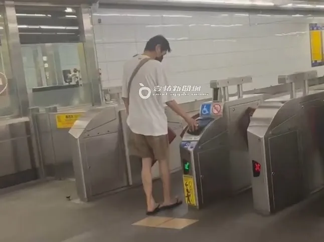 喜翔拿出悠遊卡準備進站搭捷運。特勤中心攝