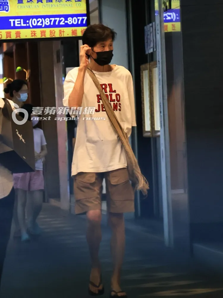 喜翔收起老花眼鏡摸摸耳朵。特勤中心攝