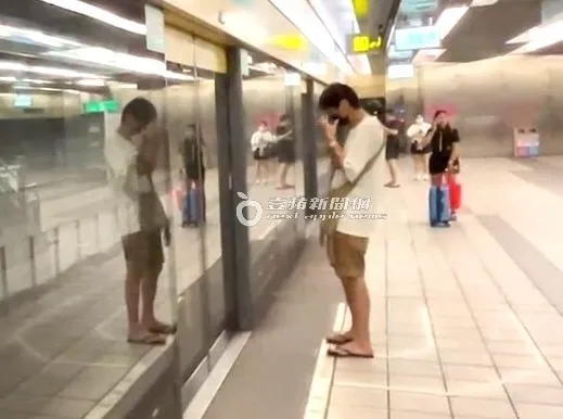 喜翔從包包裡拿出眼鏡。特勤中心攝