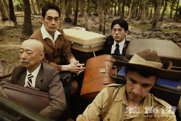 日本律師團由馬場克樹（左前）、岡本孝（左後）和松大航也（右二）演出，他們赴北婆羅洲為日軍與臺籍戰俘監視員辯護。公視提供