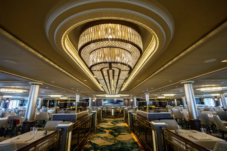 「WINDOWS窗口主餐廳」為免付費餐廳，風格富麗堂皇，還有海景伴你用餐。