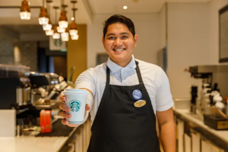 船上星巴克也是挪威奮進號的亮點，星巴克迷每天都能喝到最純正的咖啡！