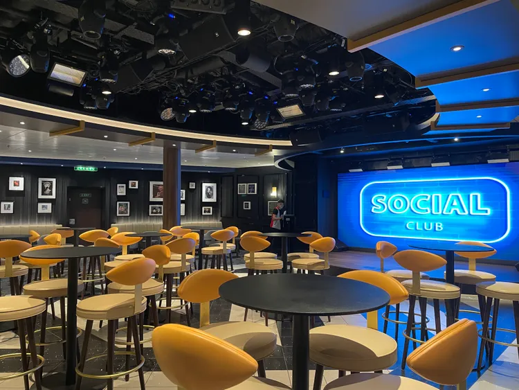 「卡拉OK對決」每晚21:30-23:00於Social Club開啟。