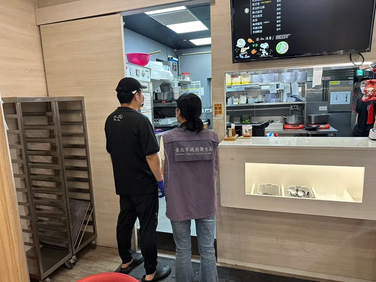 「梁社漢排骨」被查有未能提供病媒防治紀錄衛生缺失事項。北市衛生局提供