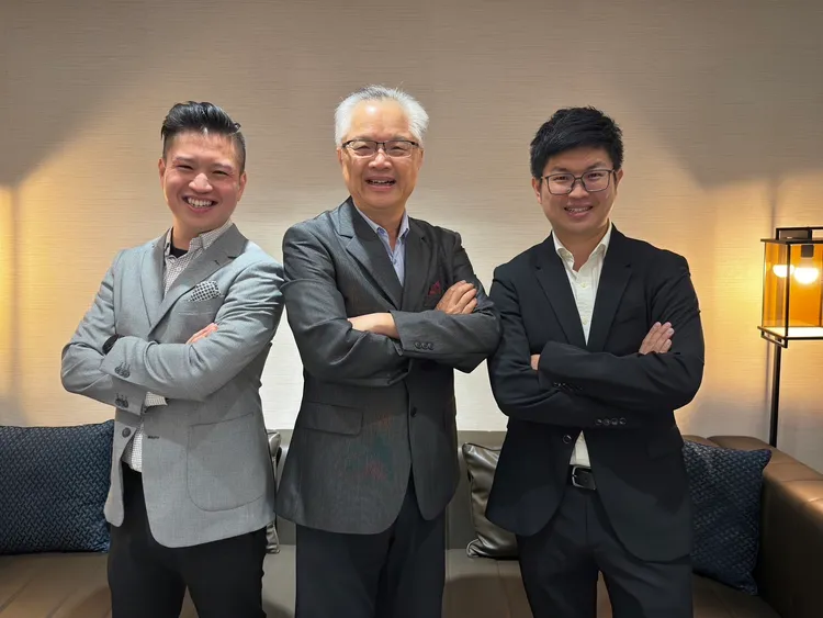 福懋建設以單坪151.7萬元標售地政局抵費地，而福懋建設董事長江子超(中)指出，短期也就是10年內不會開發。讀者提供