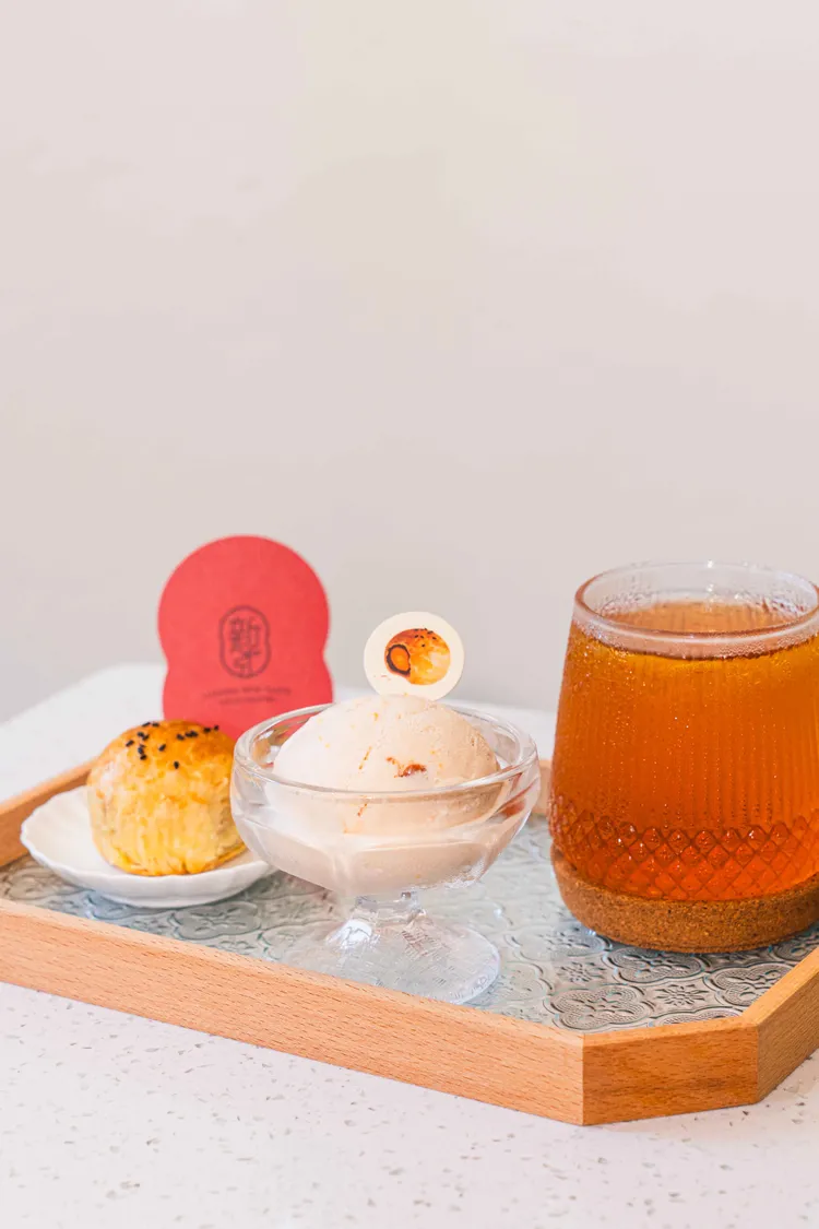 彰化鹿港新口味食品行與台北雪王冰淇淋合作，將經典蛋黃酥變身冰淇淋口味。SOGO提供