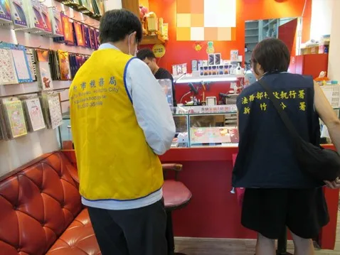 手機行老闆滯欠稅款及通行費近12萬元　5支蘋果手機遭查封