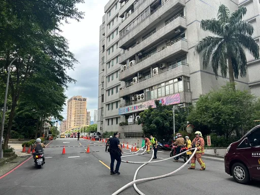 新店水溝工程挖斷管線釀瓦斯外洩 消防封鎖現場急灑水稀釋