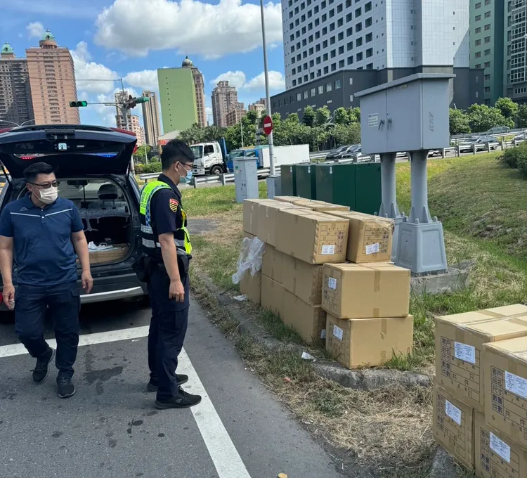 警方協助將貨物搬運至路邊。蘆竹警分局提供