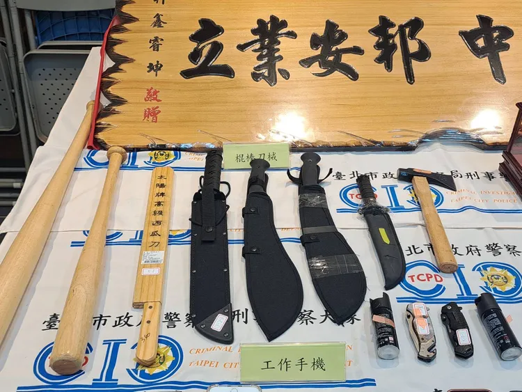 警方查獲刀械。警方提供