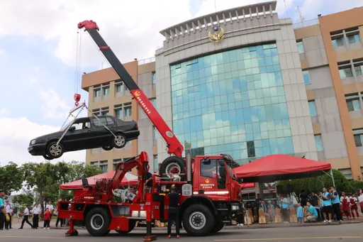公益團體攜手「亞洲車神」 捐贈中市消防局多功能越野救災車