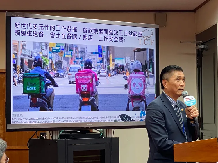 台灣餐飲業聯盟理事長李日東指出，餐飲業人力都外流到外送產業。莊偉祺攝