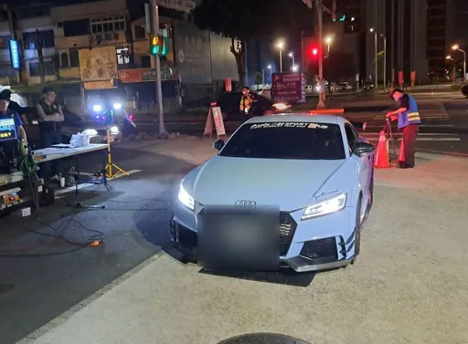 蘆竹警聯手環保局周末夜「除噪」 百萬名車奧迪TT噪音超標罰3千6