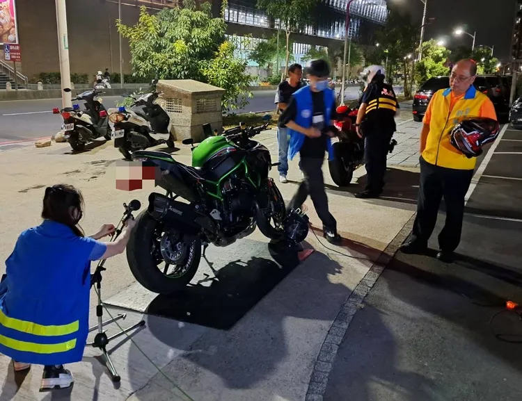 警環聯手取締噪音車。蘆竹警分局提供