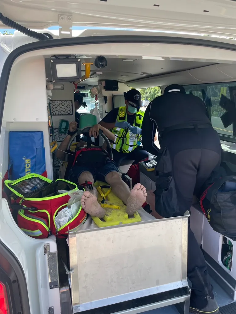 墾丁小灣沙灘驚傳1男溺水。翻攝畫面