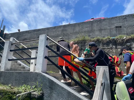 墾丁小灣沙灘驚傳溺水!眾人合力拉上岸 男送醫不治