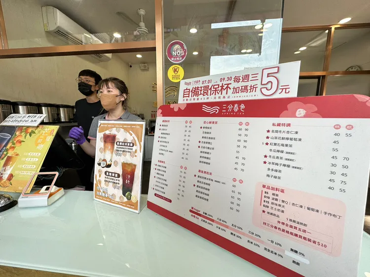 拿出一大堆環保杯叫店員洗也成為奧客之一。環保局提供