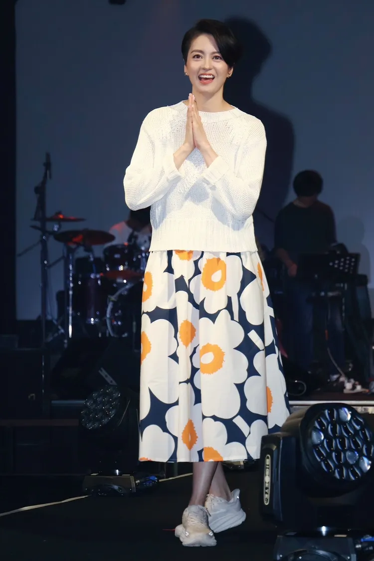 梁詠琪帶著自己的陶藝作品來台灣，打算送給來聽歌的粉絲。彭欣偉攝