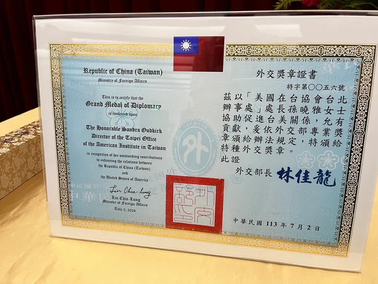 外交部長林佳龍今（2日）特頒「特種外交獎章」表彰其卓越貢獻。記者莊宗達攝