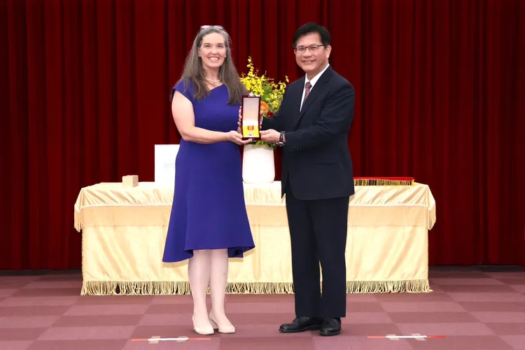 外交部長林佳龍今（2日）特頒「特種外交獎章」給孫曉雅。記者莊宗達攝