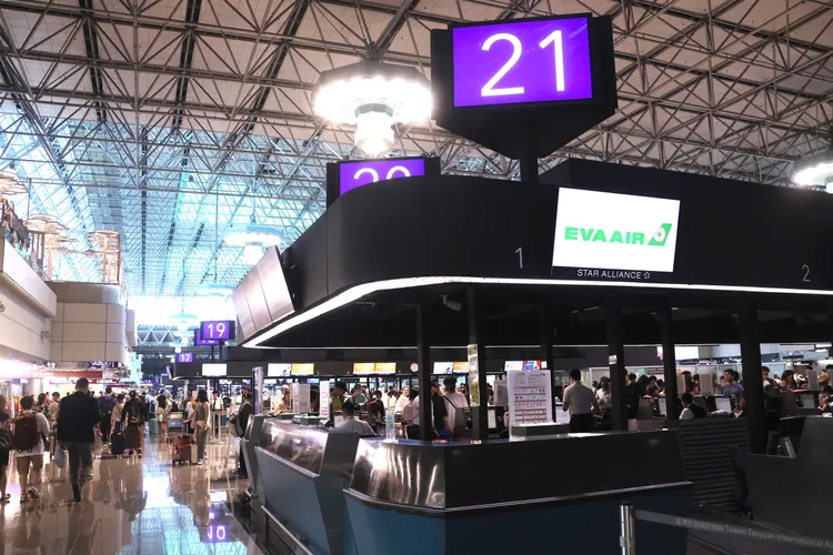 桃園機場長榮航空櫃檯。彭欣偉攝