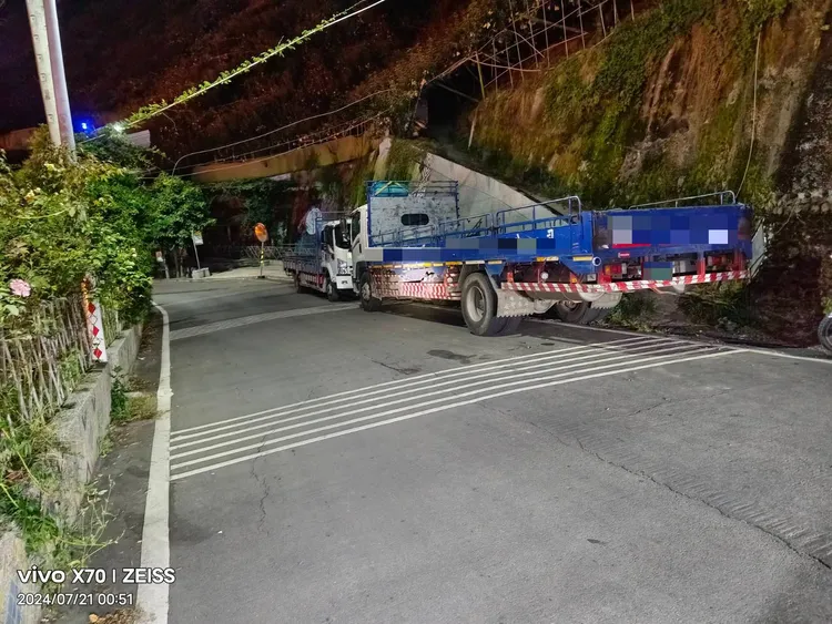 大貨車違停害機車撞上釀1死，駕駛被依過失致死罪送辦。民眾提供