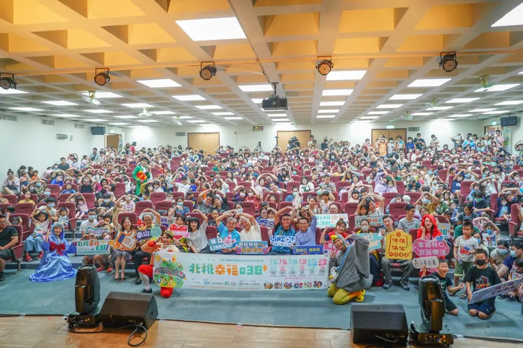 「第二屆暑期兒童藝文戲劇演出-北桃幸福038+」 首場於今(713)登場。公所提供