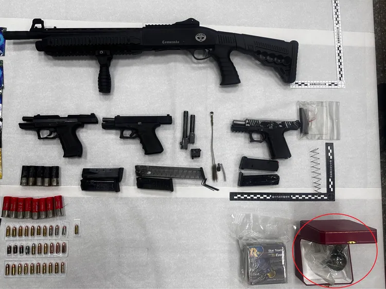 警方破獲蔡姓男子的行動軍火庫，起出大批槍彈，還在其鐵皮屋內查扣手榴彈。民眾提供