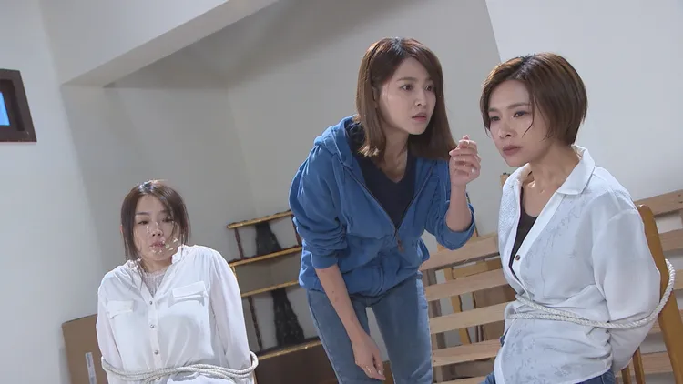 謝京穎（中）在《愛的榮耀》綁架吳婉君。民視提供