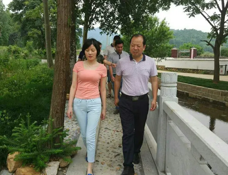 面容清秀、身材絕佳的李佩霞（左）已經是中國基層官員了，仍逃不掉上級官員的覬覦。圖為李佩霞視察當地業務。翻攝微博/上饒市萬年縣上坊鄉