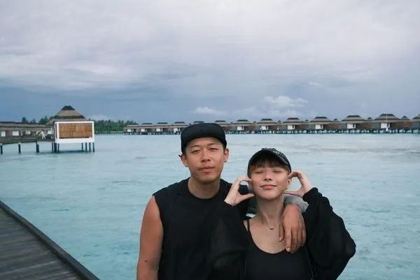 健志與女友4月時去馬爾地夫度假。翻攝Mia的IG