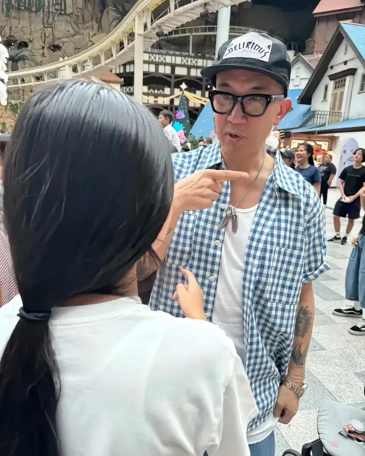 具俊曄和小玥兒（背對鏡頭白衣者
）說話。翻攝沙拉醬iam的小紅書