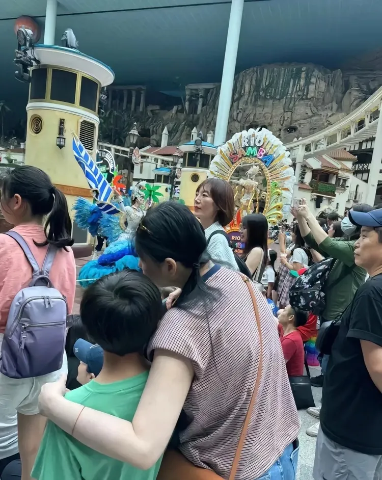 大S摟著兒子箖箖。翻攝芝士同學小紅書