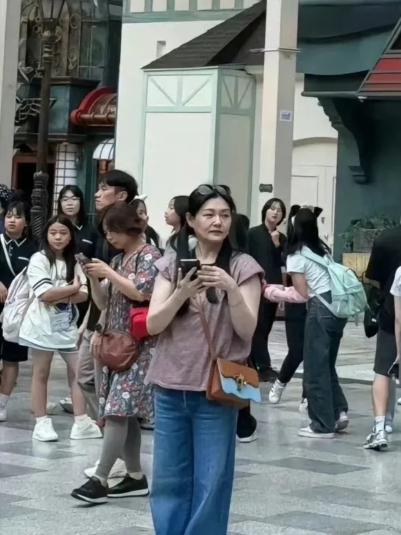 大S背的這款包是Palm Angels棕櫚灘肩背包，價位約4萬5千元台幣。翻攝沙拉醬iam的小紅書