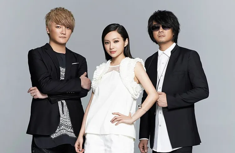 F.I.R.飛兒樂團於2004年出道，由前主唱詹雯婷(Faye、中)、吉他手阿沁（左）、鍵盤手陳建寧（右）組成。翻攝自飛兒樂團臉書